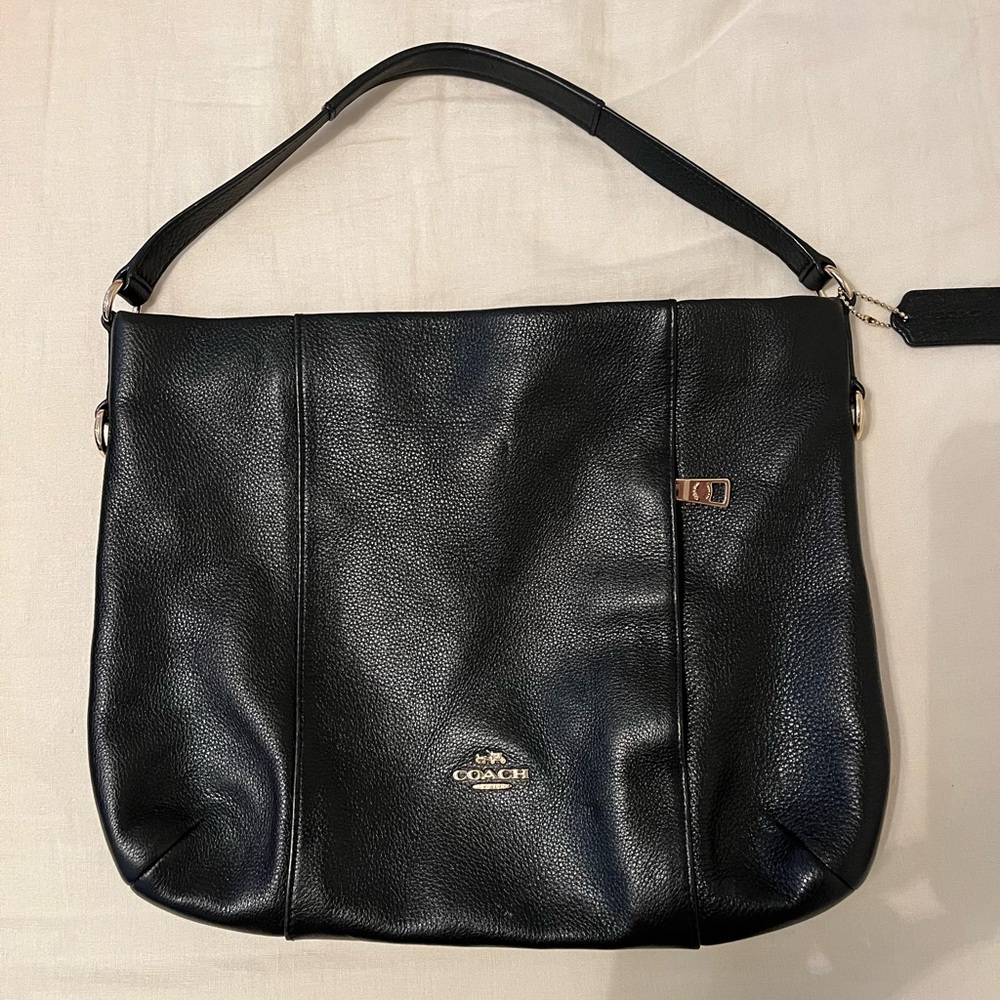 Coach Black Leather Shoulder Bag with Timeless Design - Picture 2 of 10